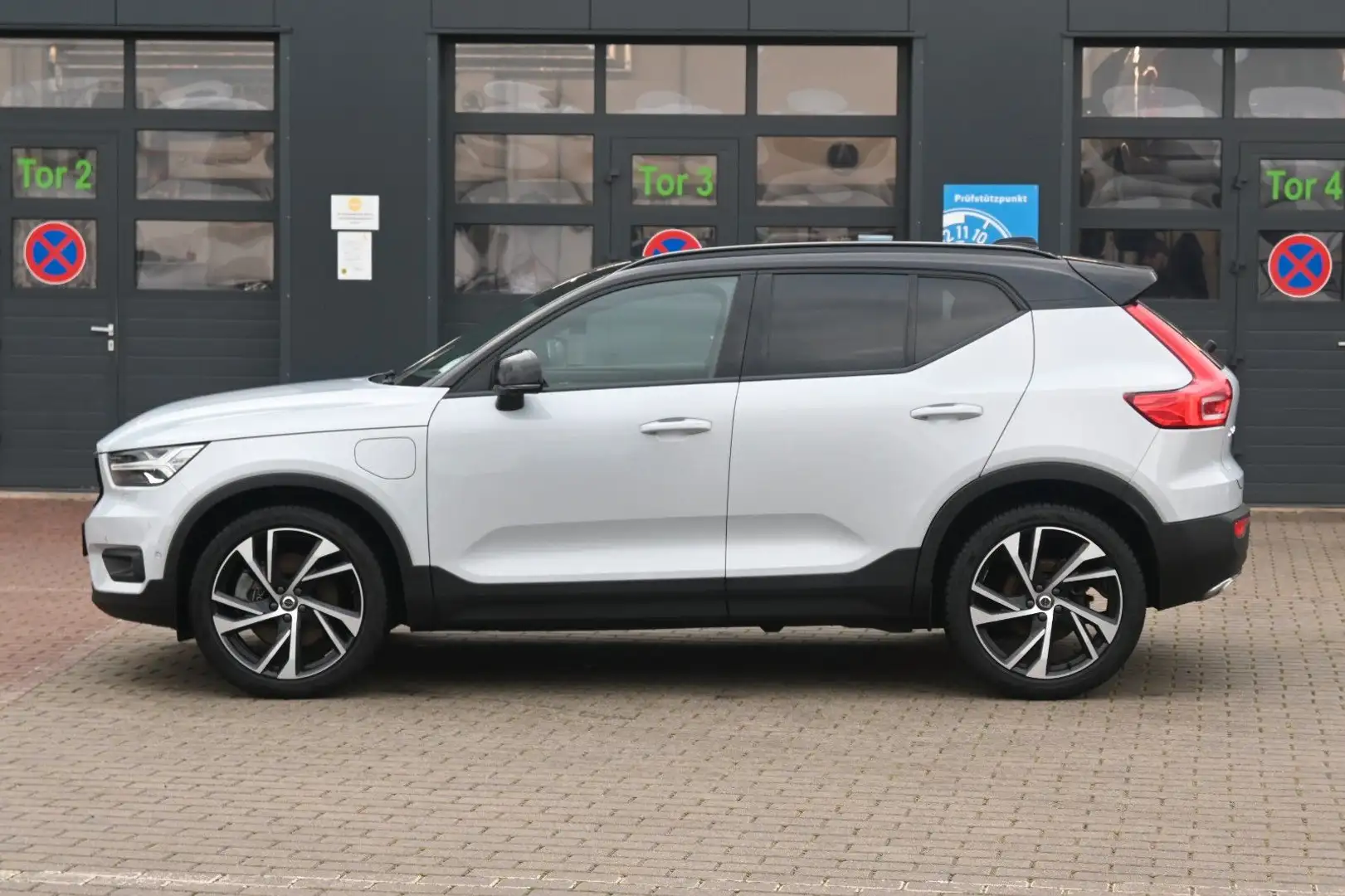 Volvo XC40 T5 Twin Engine R-Design*LED*PANO*STHZ*360° Silber - 2
