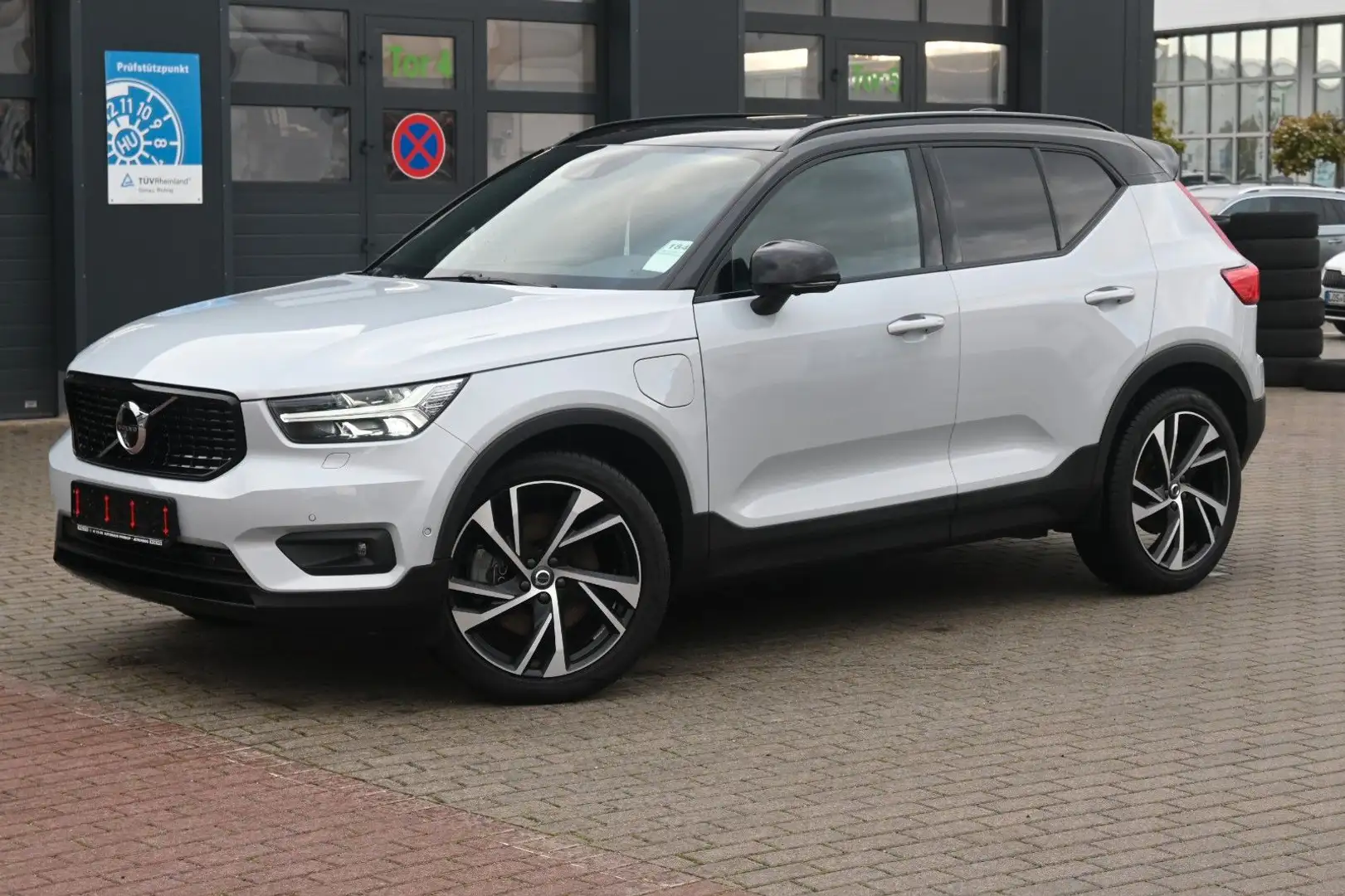 Volvo XC40 T5 Twin Engine R-Design*LED*PANO*STHZ*360° Silber - 1