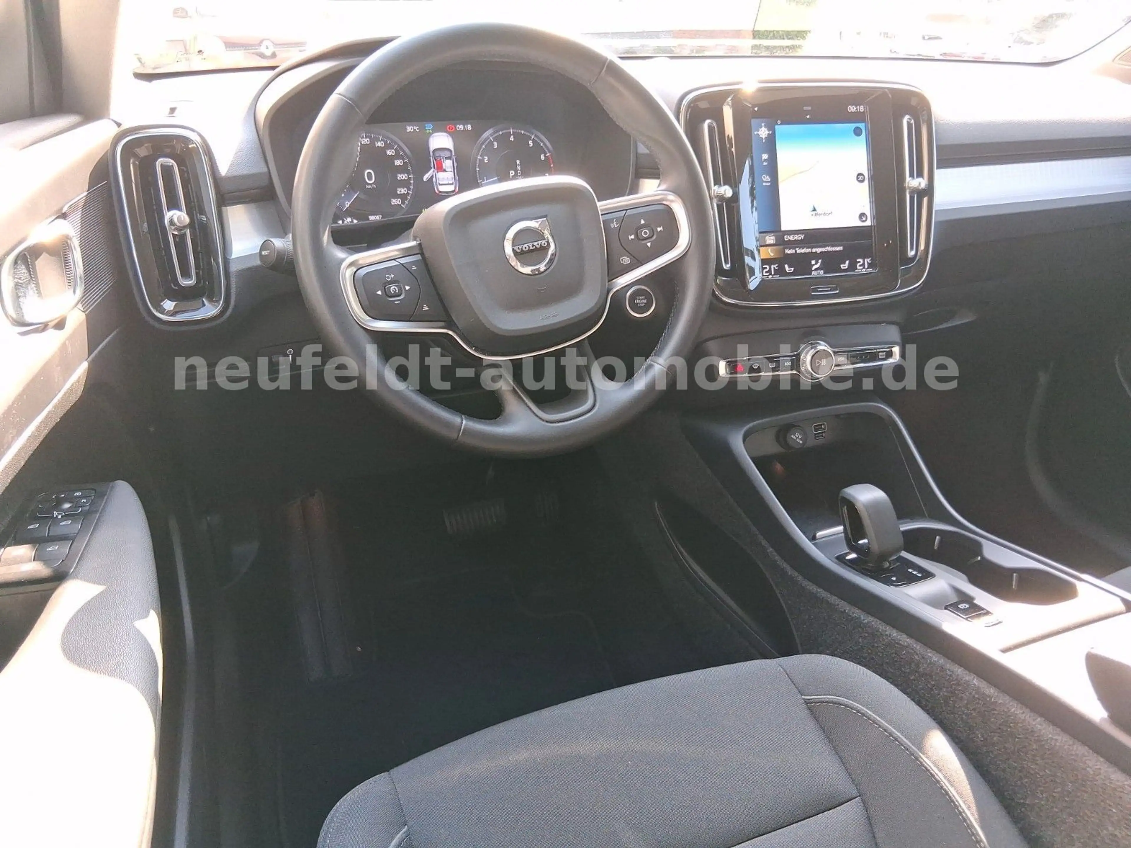 Volvo XC40 Momentum Pro — photo 13