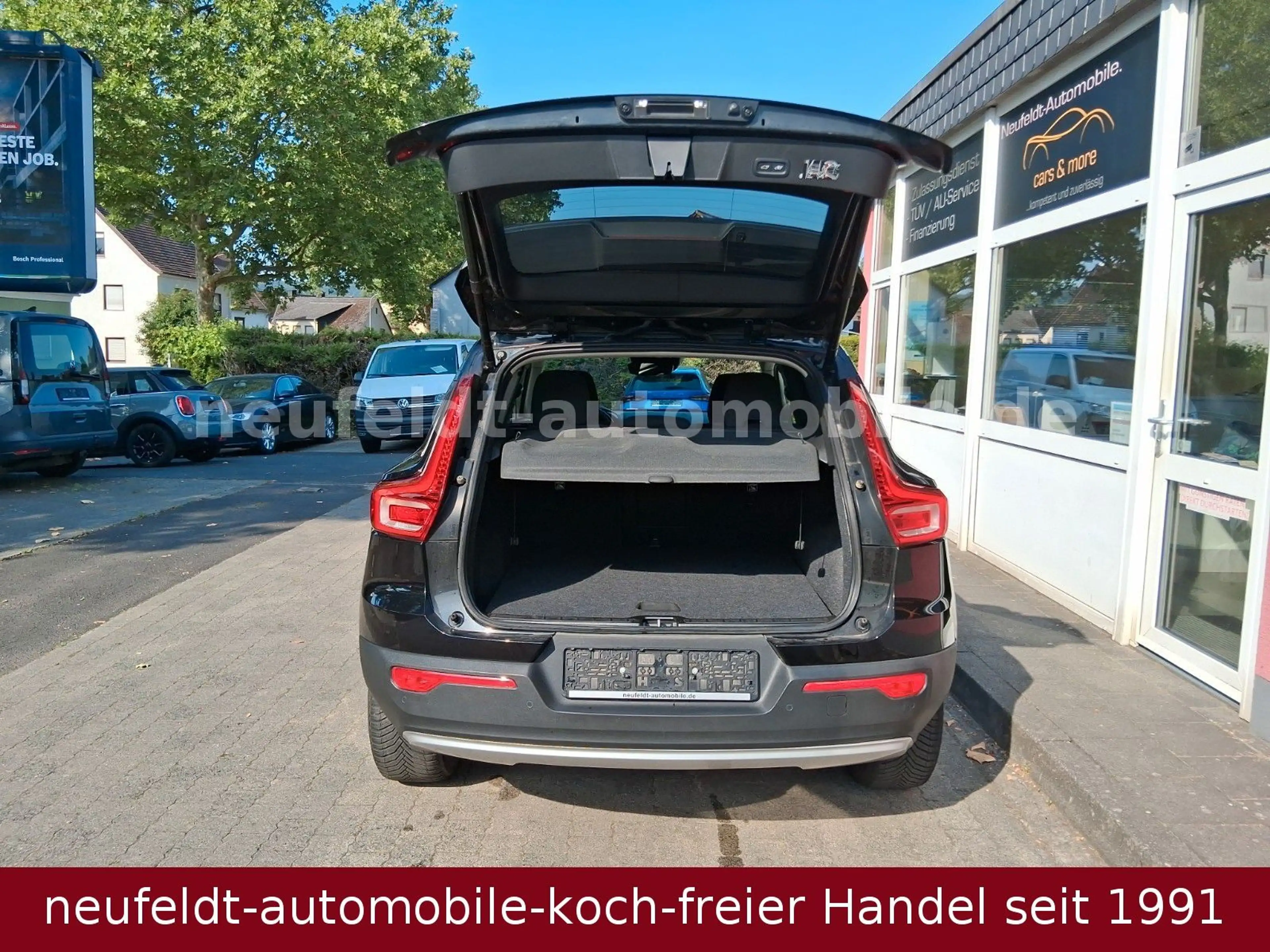 Volvo XC40 Momentum Pro — photo 10