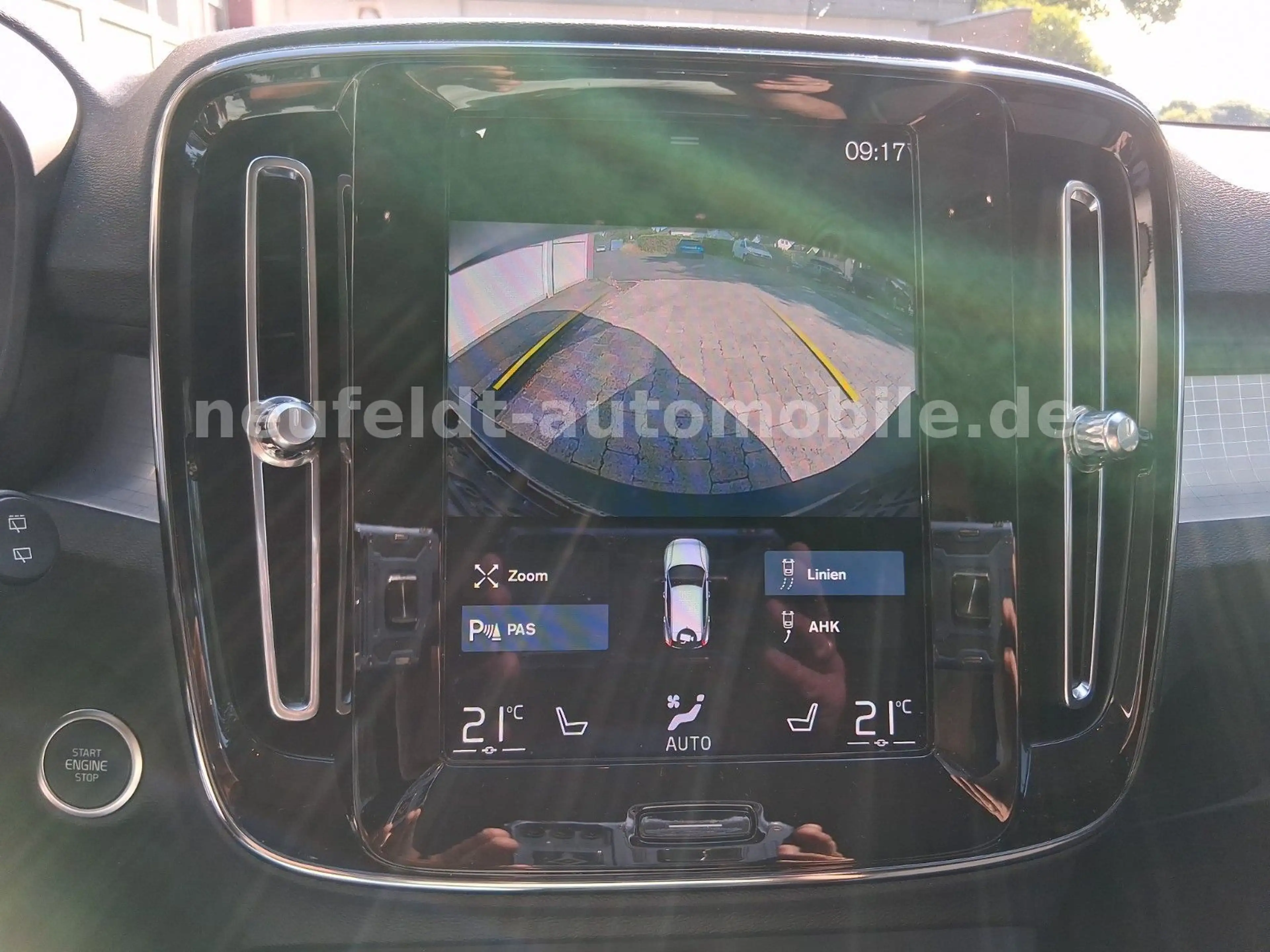 Volvo XC40 Momentum Pro — photo 12