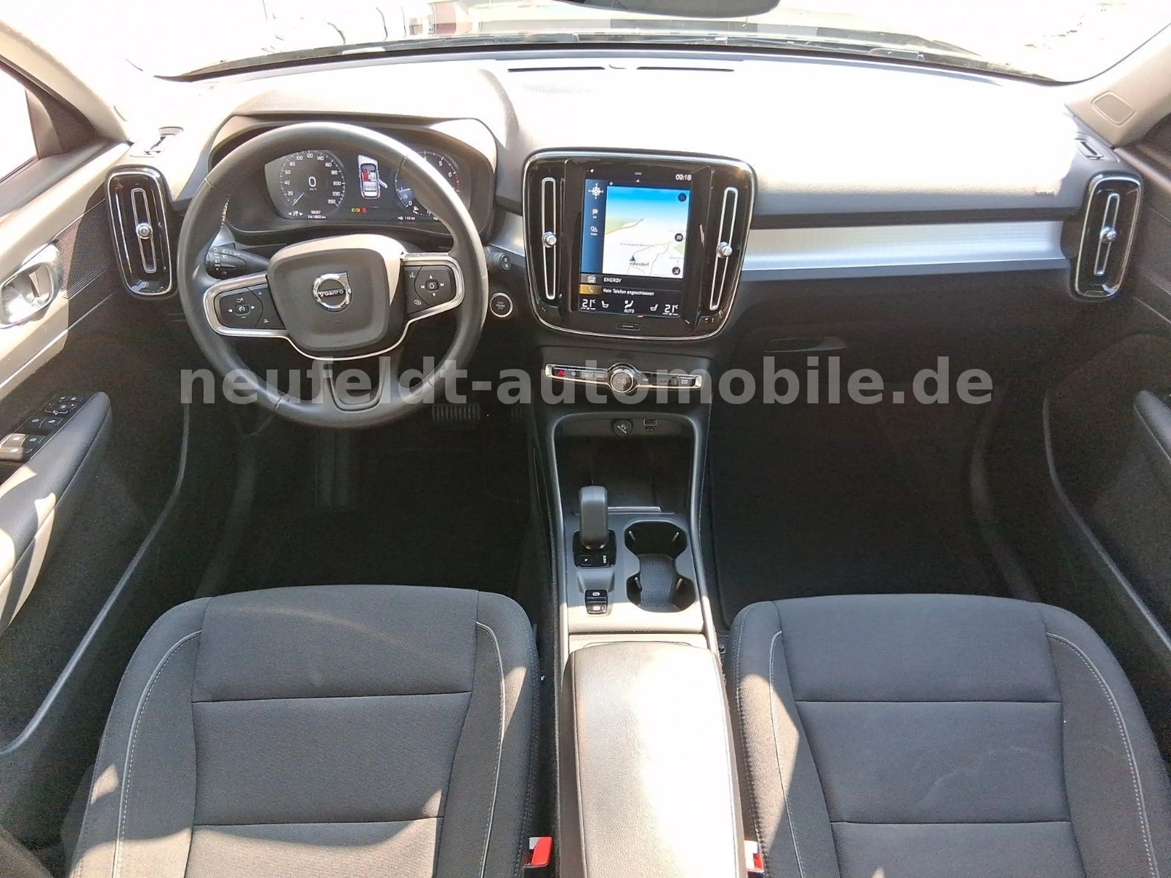 Volvo XC40 Momentum Pro — photo 14