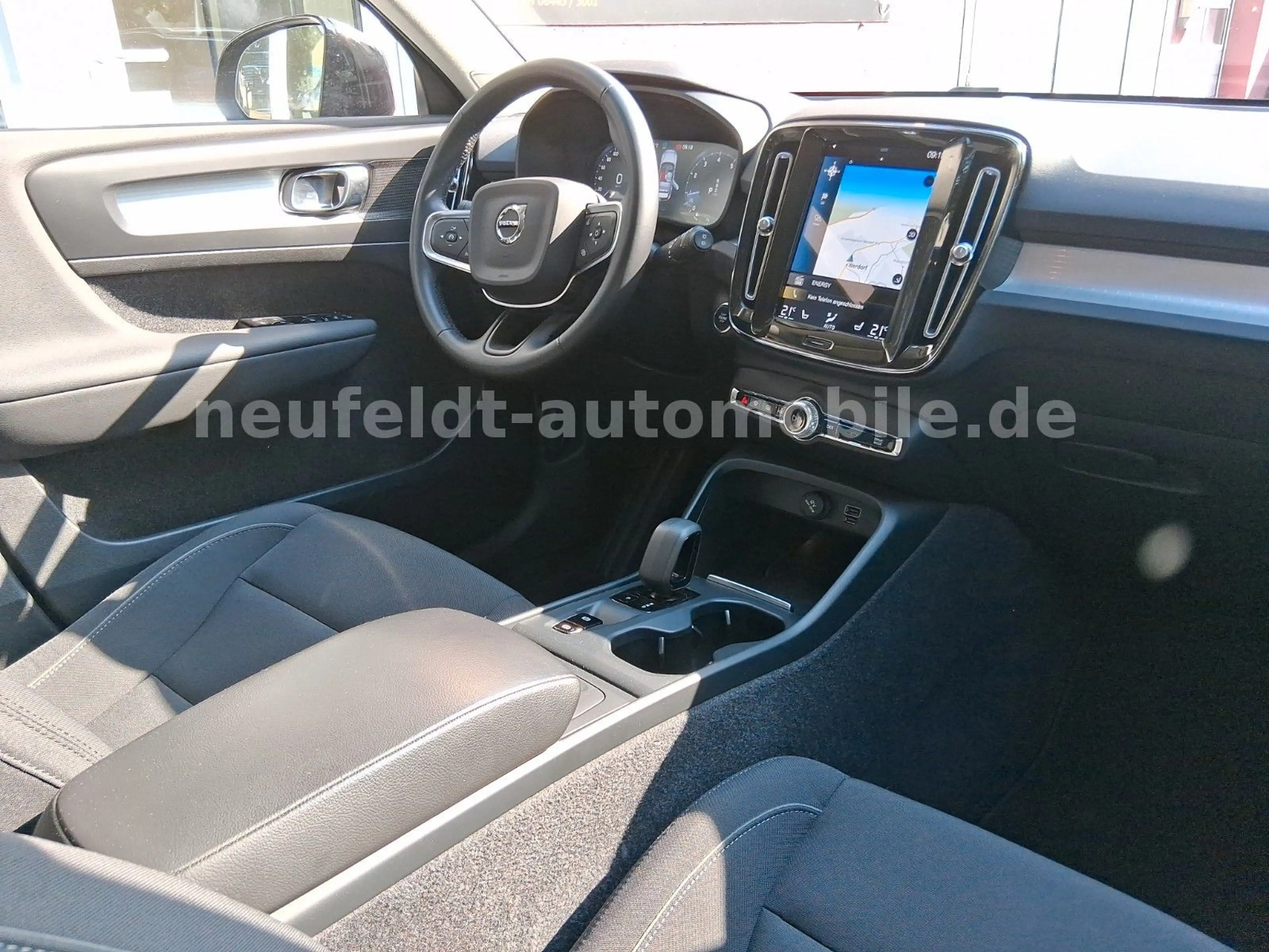 Volvo XC40 Momentum Pro — photo 15