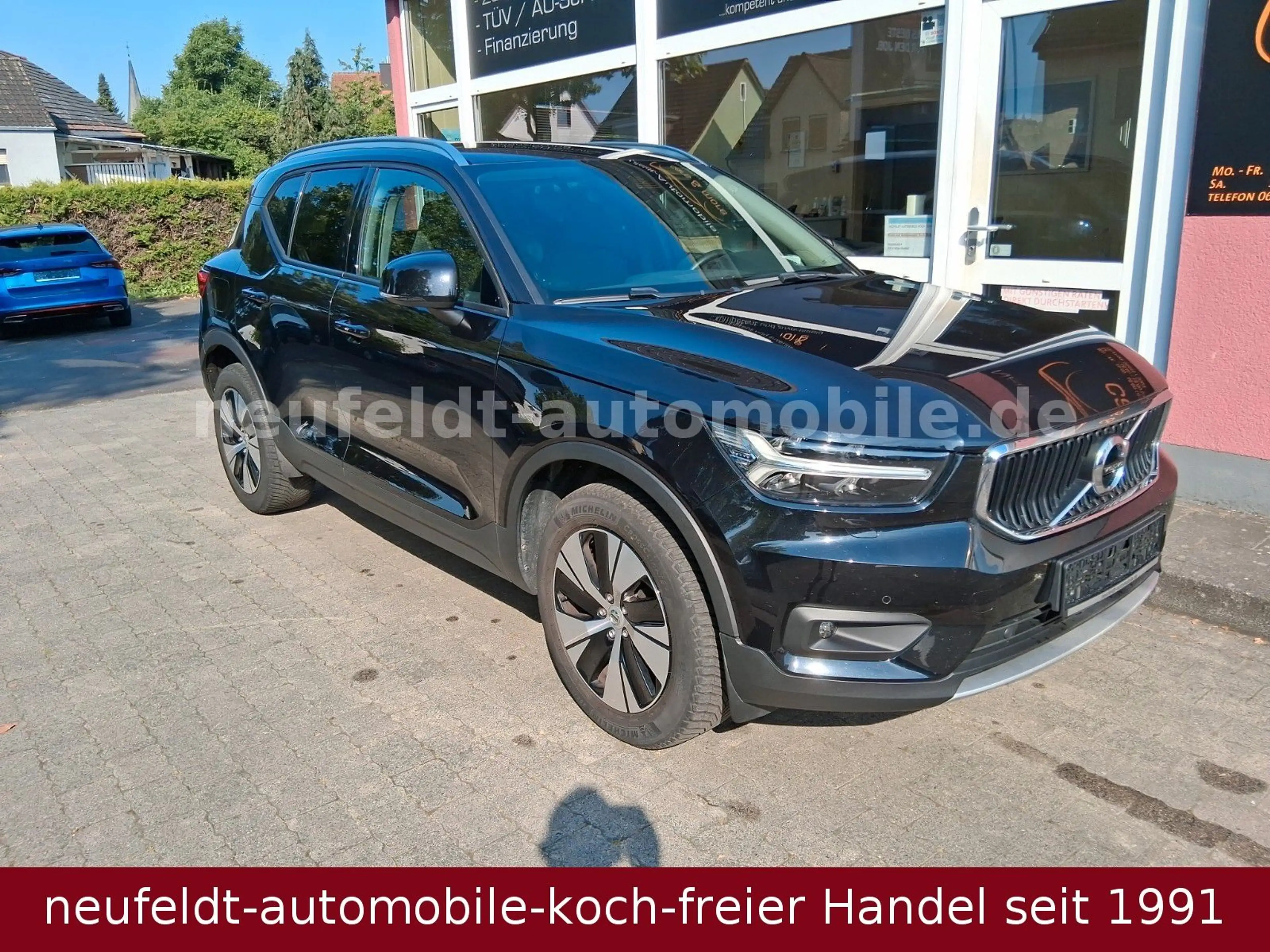 Volvo XC40 Momentum Pro — photo 2