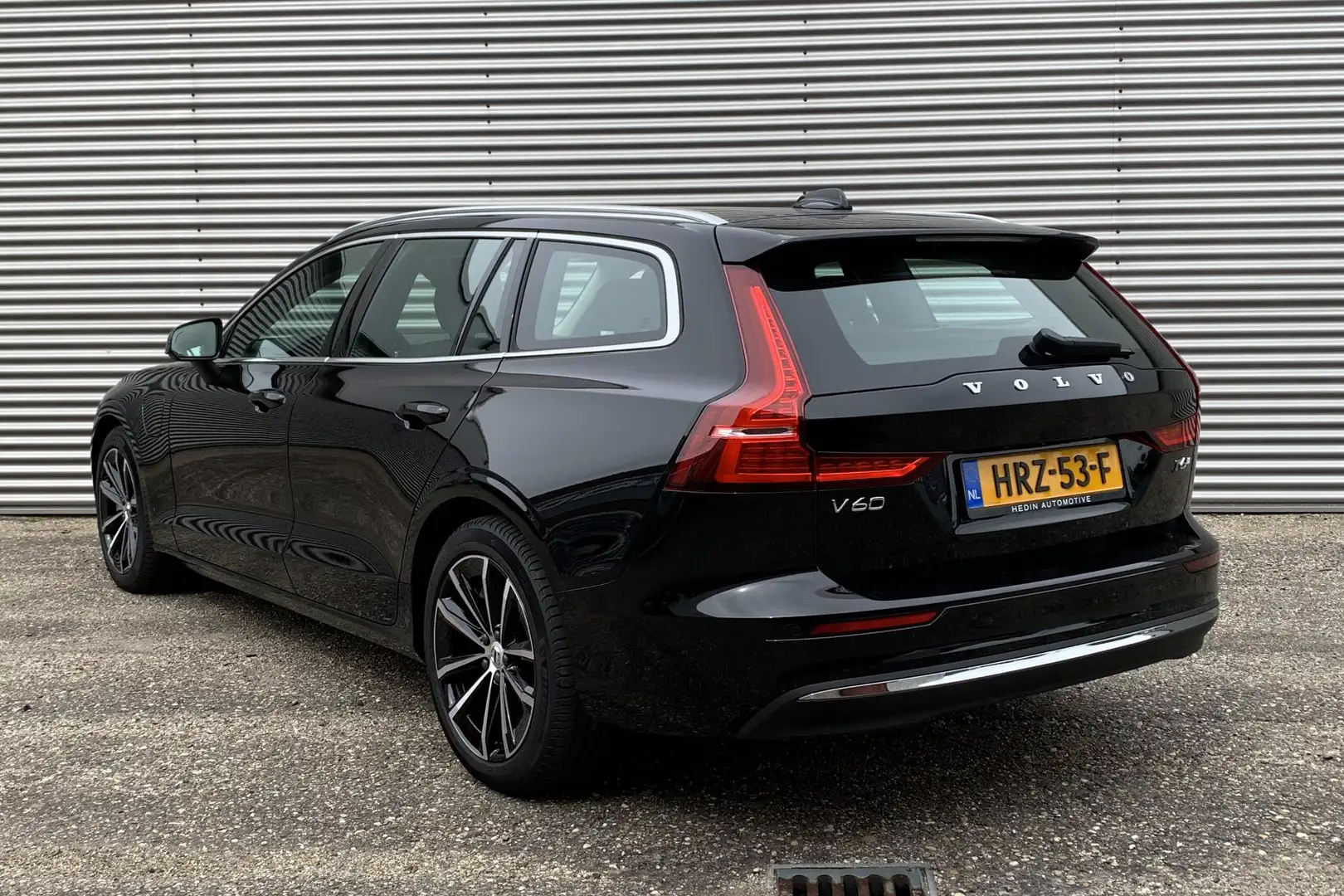 Volvo V60 T6 350pk AWD Plug-In Hybrid | Park Assist voor+ach Noir - 2