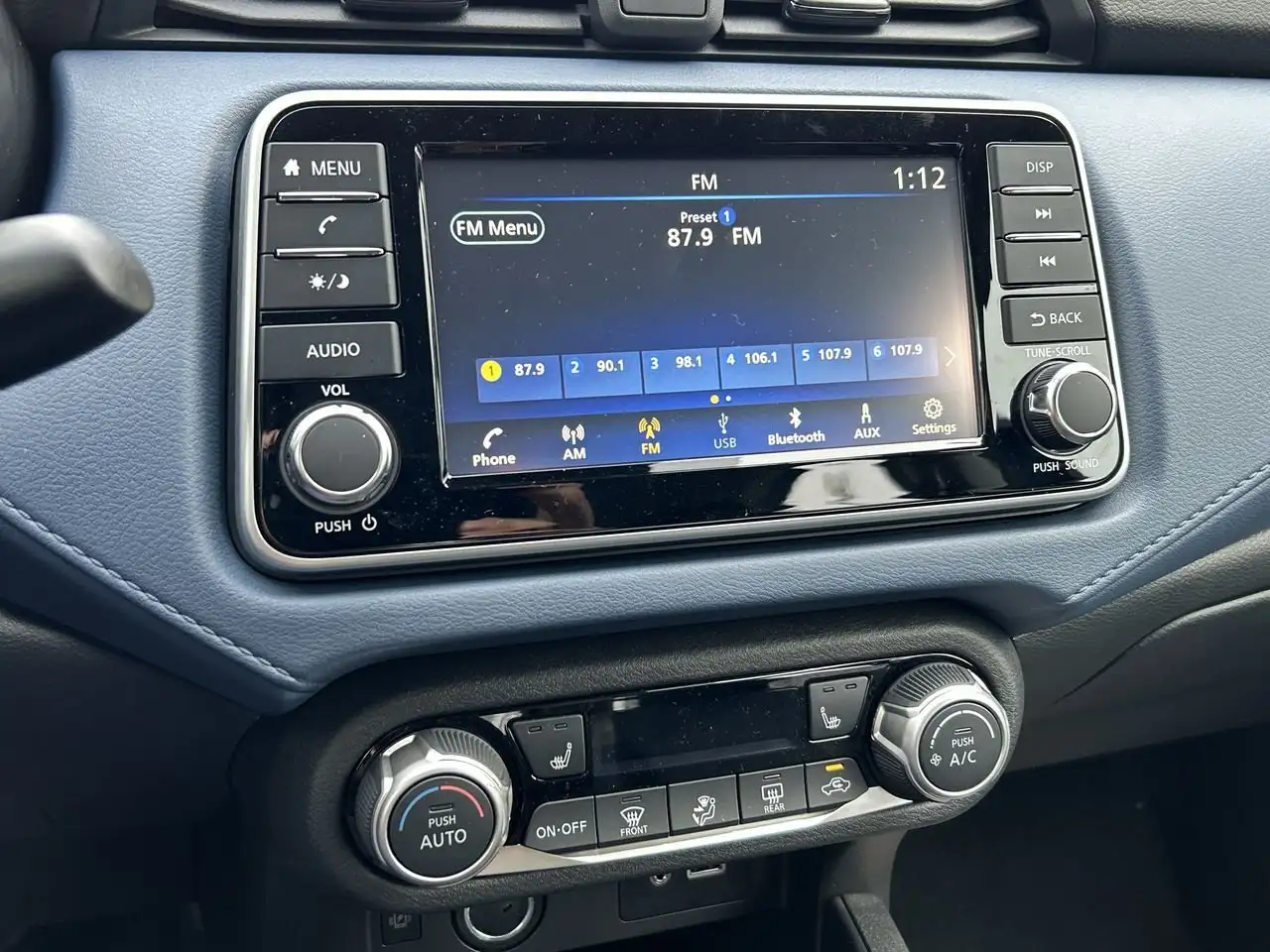 Nissan Versa снимка Nissan Versa