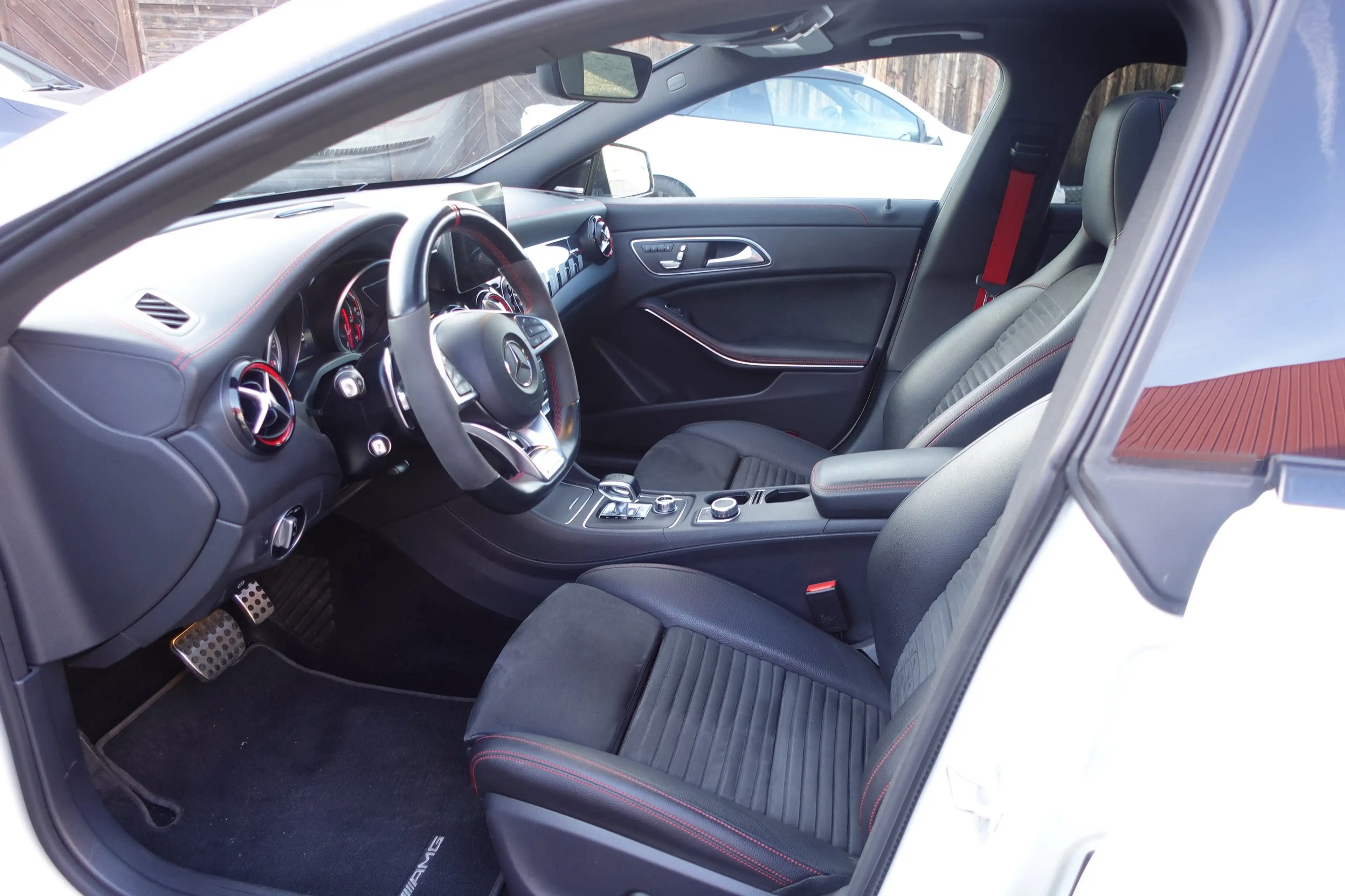 Mercedes-Benz CLA 45 AMG Shooting Brake 4Matic **AMG Drivers Package** — photo 10