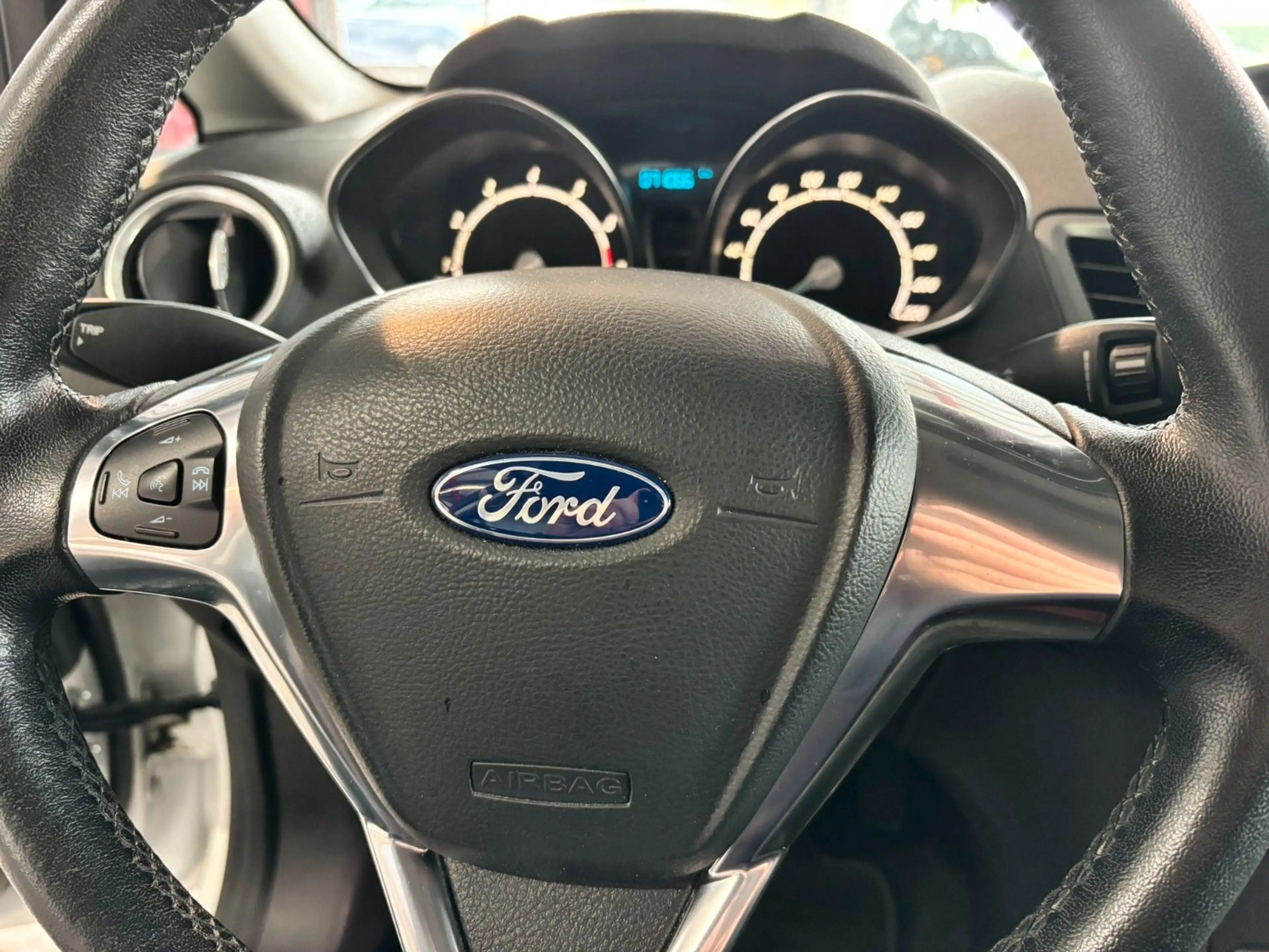 Ford Fiesta Trend  Klima Winterpaket PDC — photo 24