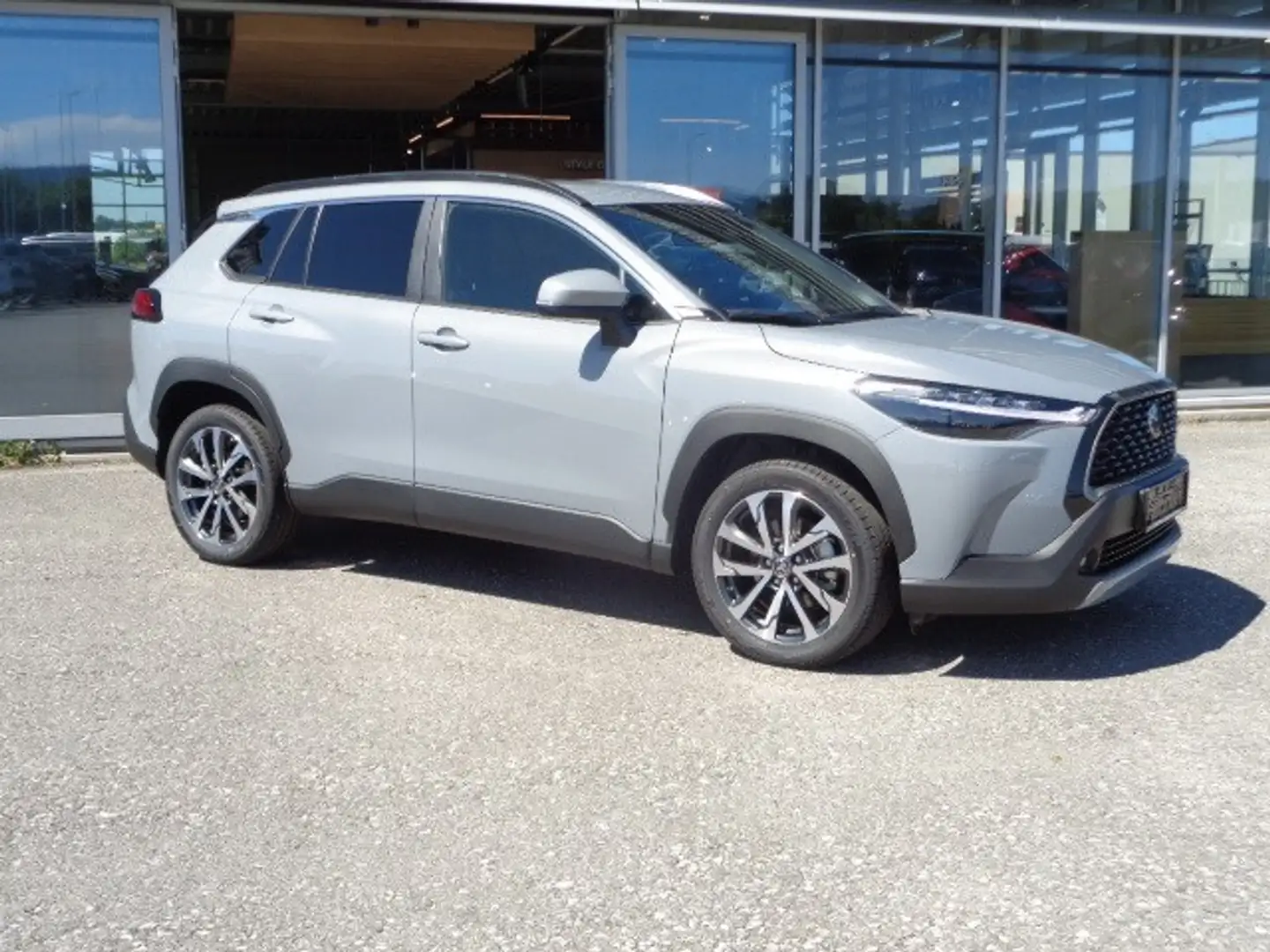 Toyota Corolla Cross 2,0 Hybrid Active Drive 2WD Grijs - 2