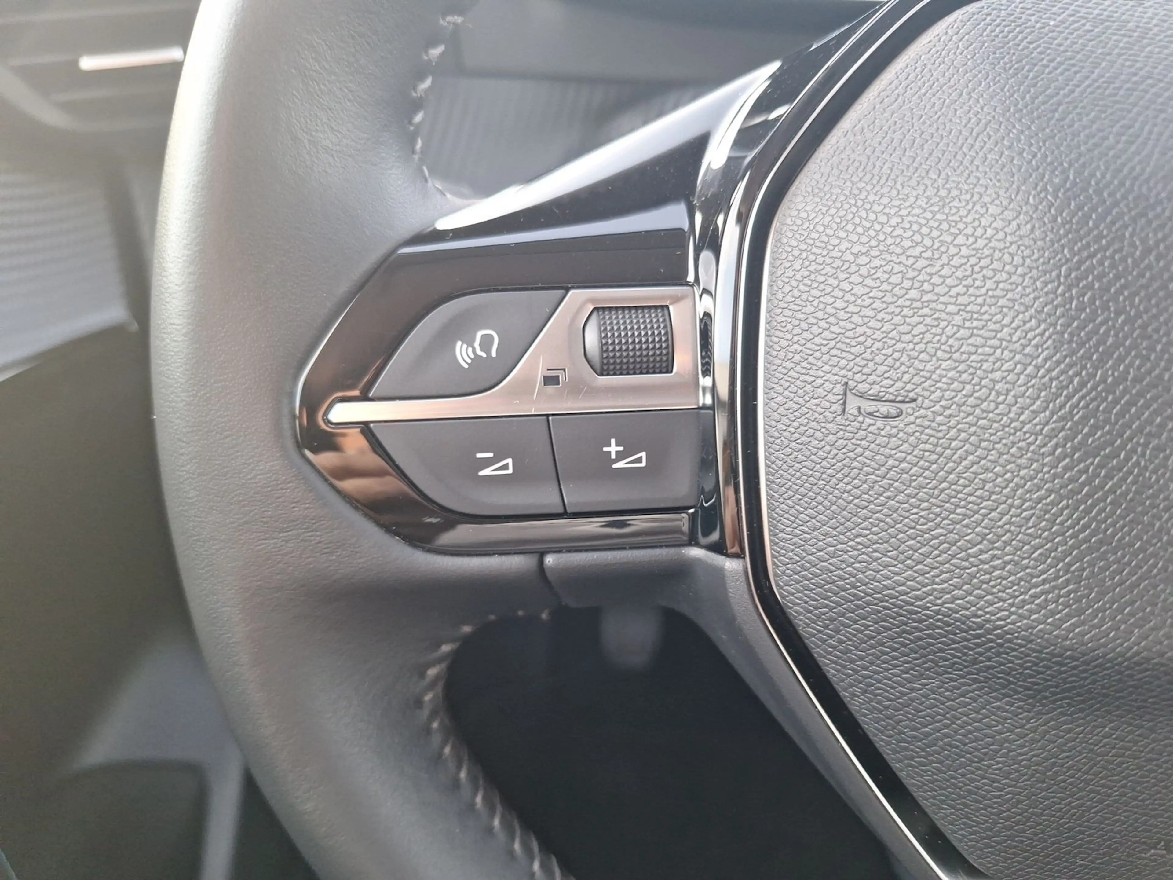 Peugeot 208 Allure Pack LED*adapt. Tempomat*digit.Cockpit* — photo 15