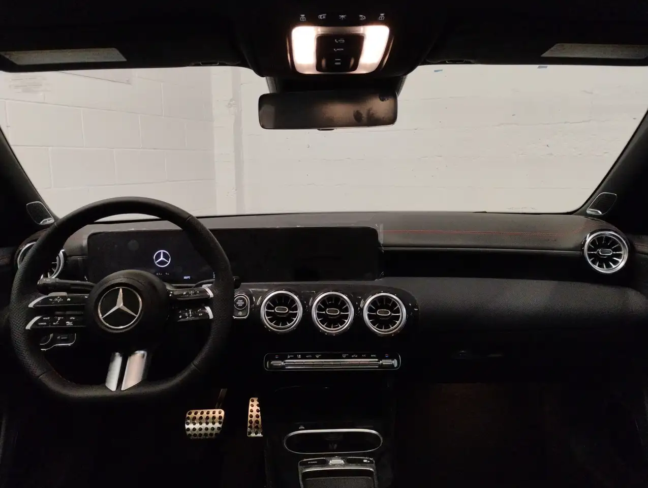 Mercedes-Benz CLA снимка Mercedes-Benz CLA