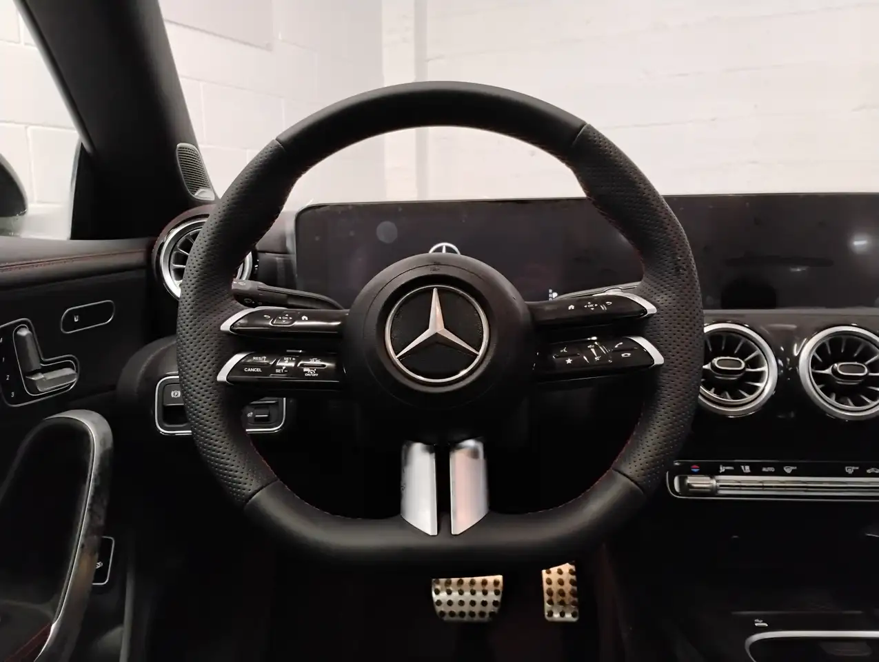 Mercedes-Benz CLA снимка Mercedes-Benz CLA