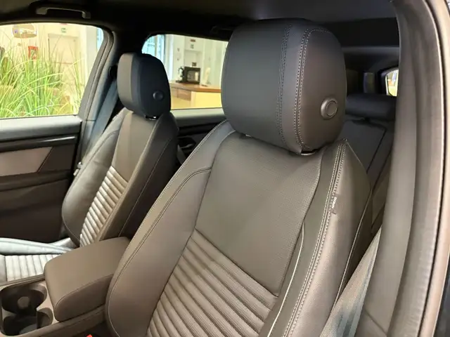 Land Rover Discovery Sport view 15