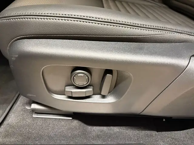 Land Rover Discovery Sport view 11