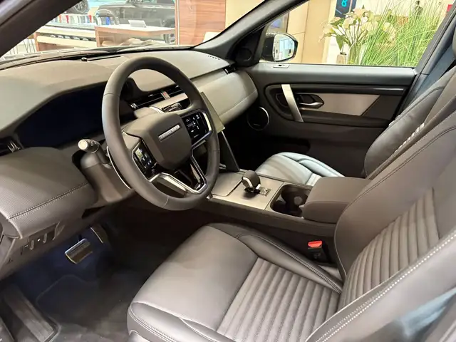 Land Rover Discovery Sport view 6