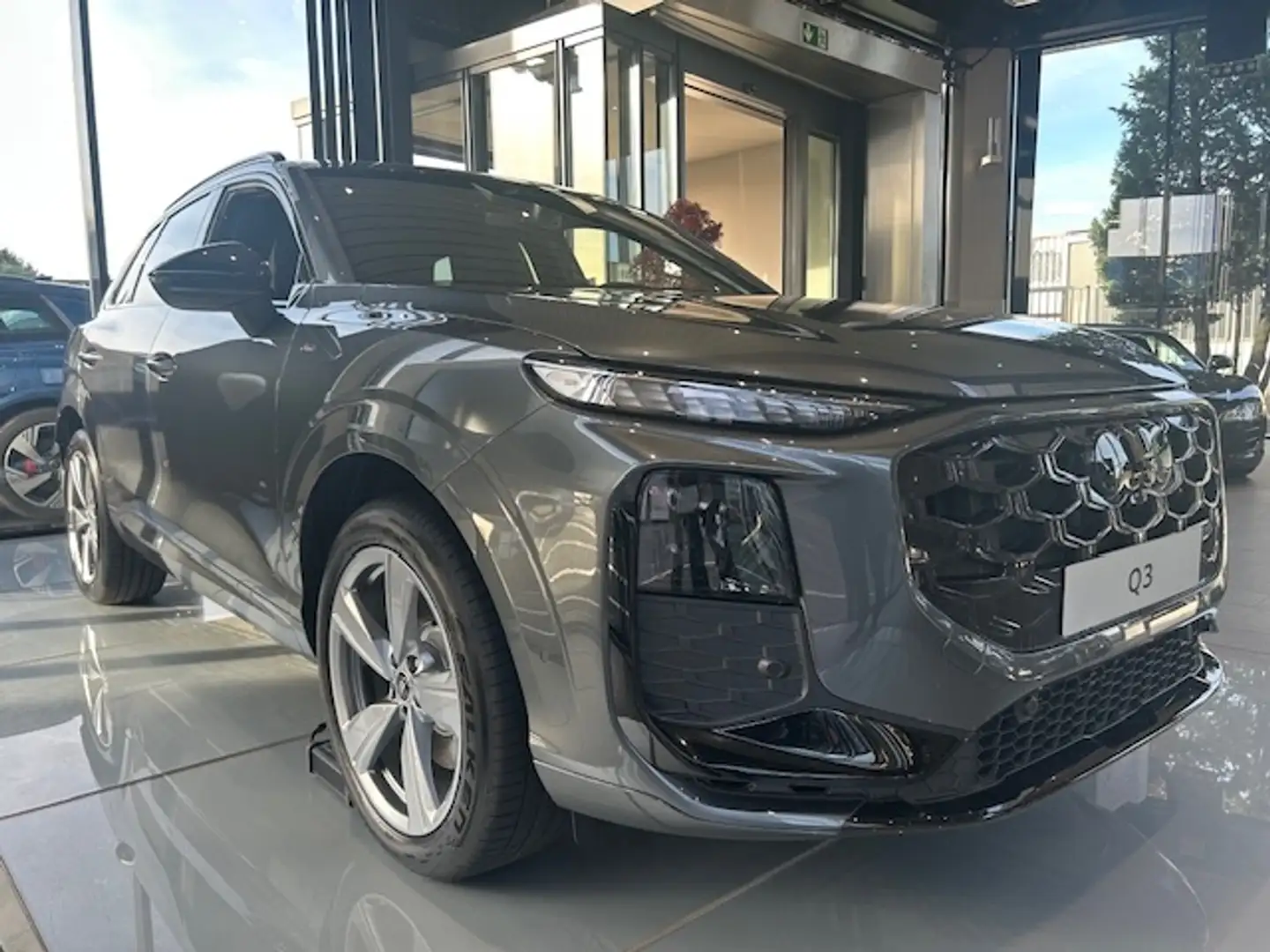 Audi Q3 TDI " S line" S tronic, NP: 61.100 €€ Gris - 2