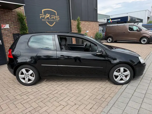 Volkswagen Golf view 4