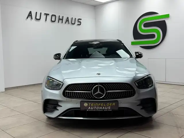 Mercedes-Benz 300 view 2