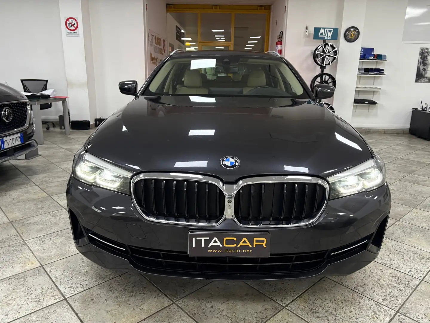 BMW 520 Serie 5 G31 Touring mhev 48V xdrive Gris - 2