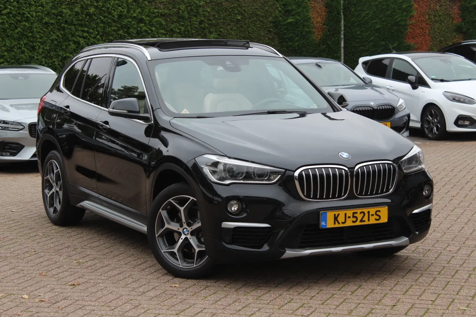 BMW X1 sDrive18i Centennial High Exe. / Panoramadak / Hea Zwart - 1