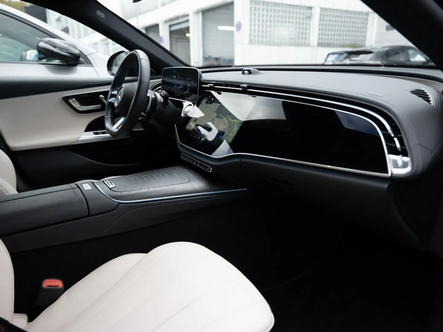 Mercedes-Benz E 220 d 4MATIC Limousine AMG-Sport+Burm+Pano+AHK Schwarz - 2