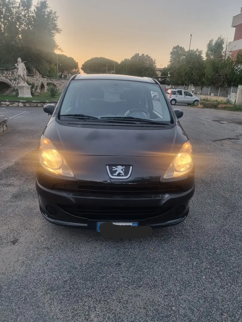 Peugeot 1007 1.4 Happy Чёрный - 1