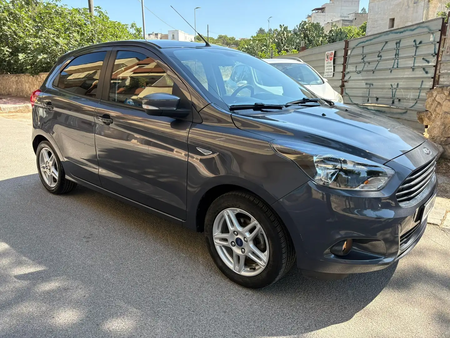 Ford Ka/Ka+ Ka III + 2017 5p Ka + 1.2 Ultimate 85cv Gris - 2