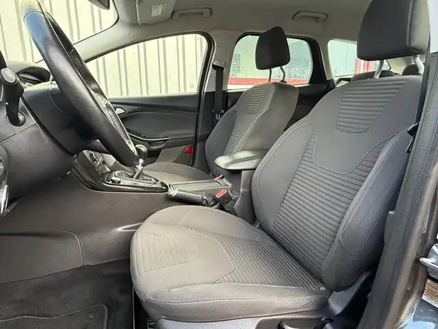 Ford Focus view 11