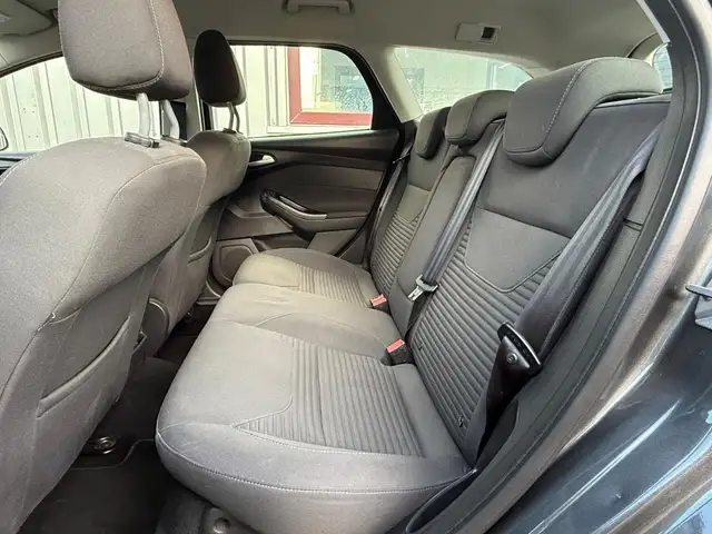Ford Focus view 12