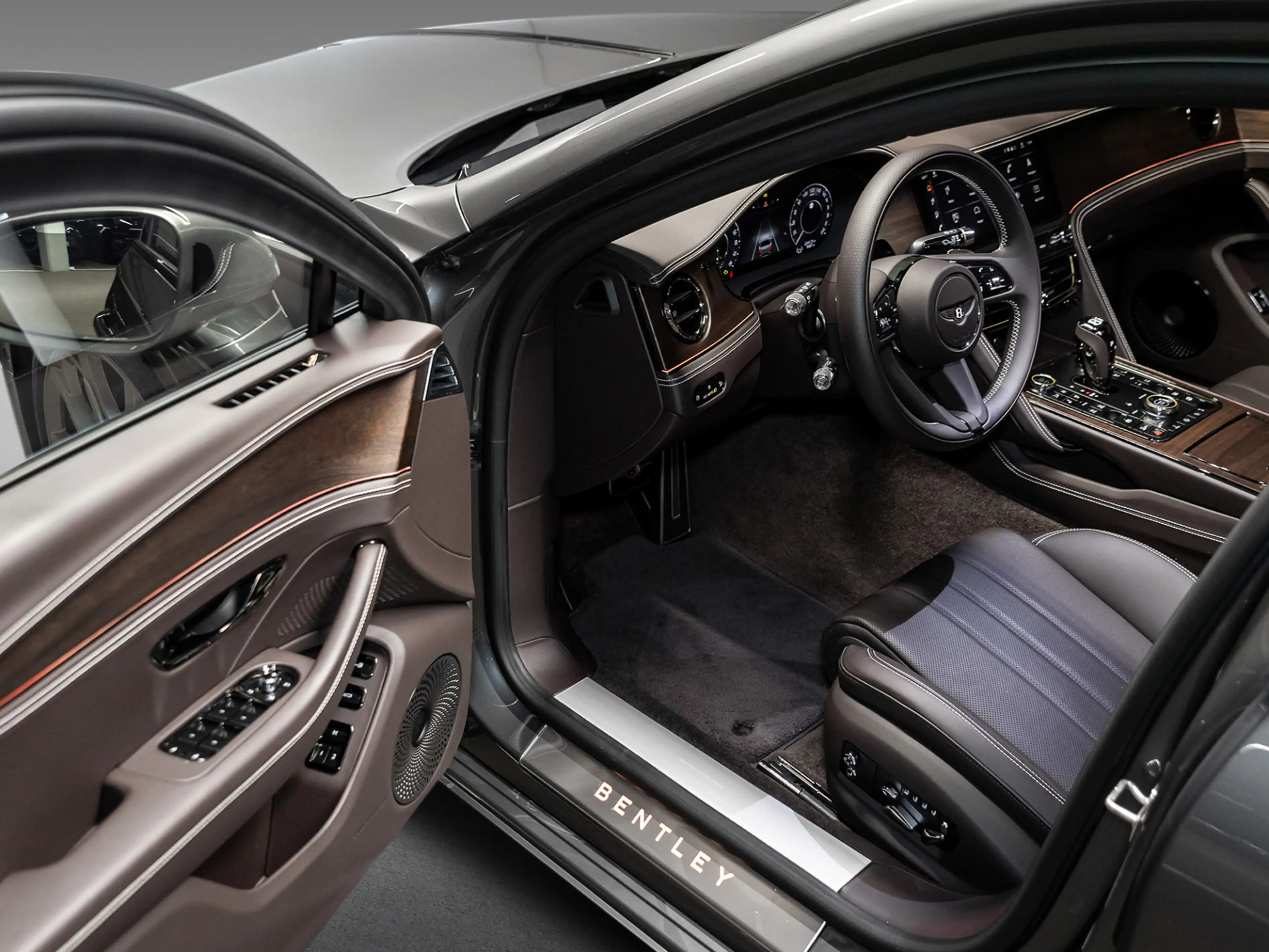 Bentley Flying Spur V8 Hybrid |Touring|Rotating|Comfort|Panoramic — photo 12