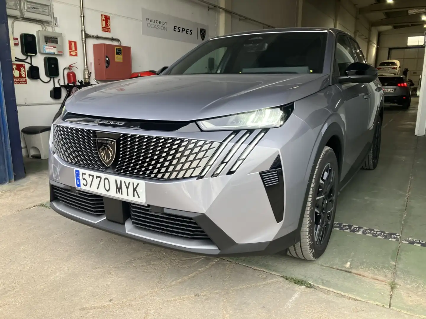 Peugeot PEUGEOT 3008 SUV Todoterreno  Automático de 5 Pue Gris - 1