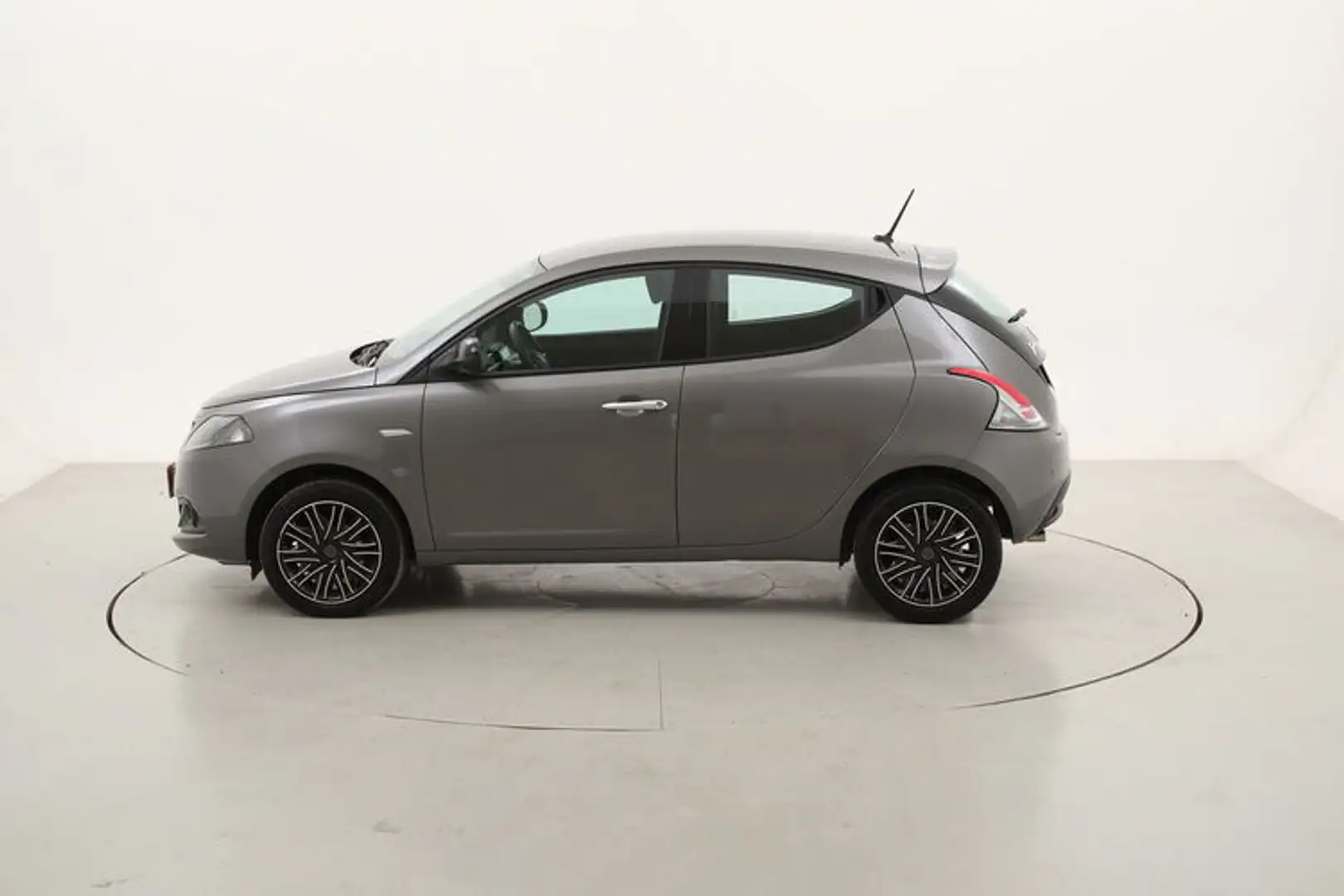 Lancia Ypsilon Hybrid Gold 1.0 Mild Hybrid 70CV Gris - 2