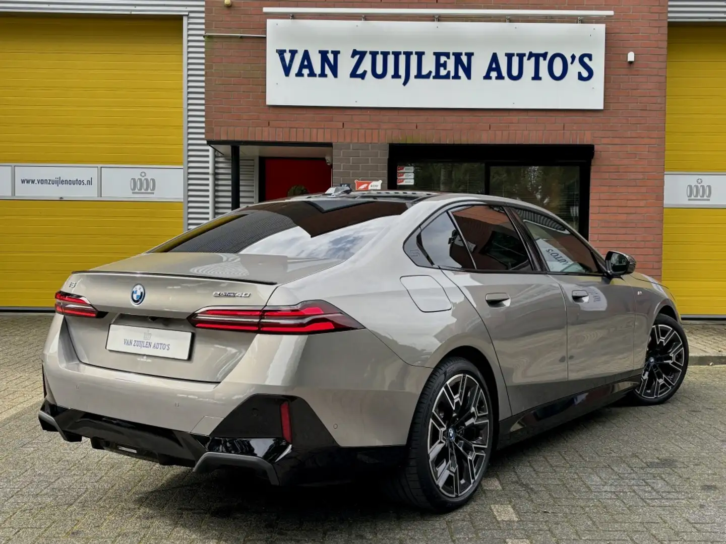 BMW i5 eDrive40 M-Sport Panorama B&W Memory Head-up Carbo Grijs - 2