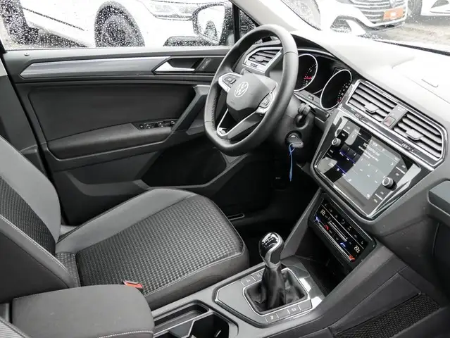 Volkswagen Tiguan view 4