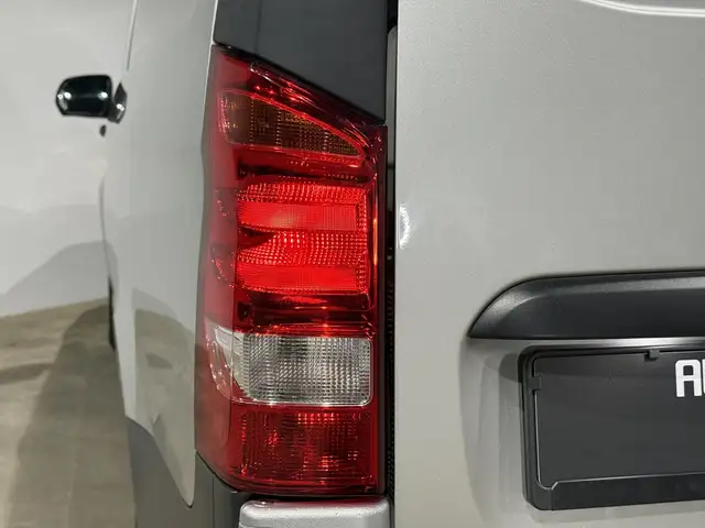 Mercedes-Benz Vito view 11