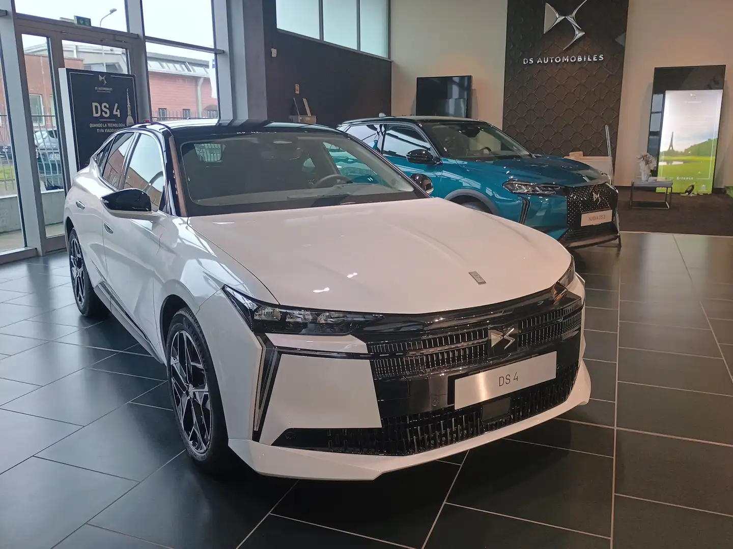DS Automobiles N°4 1.2 Hybrid 145cvDCS6 JULES VERNE KM0 Weiß - 1