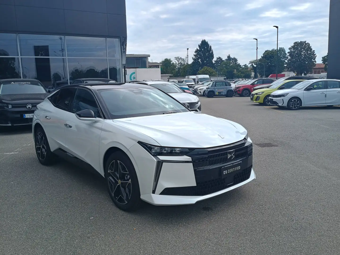 DS Automobiles N°4 1.2 Hybrid 145cvDCS6 JULES VERNE KM0 Weiß - 1