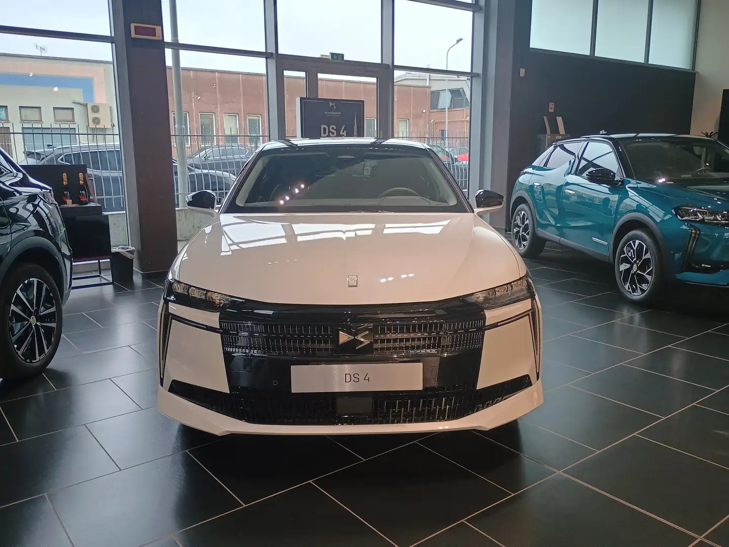 DS Automobiles N°4 1.2 Hybrid 145cvDCS6 JULES VERNE KM0 Weiß - 2