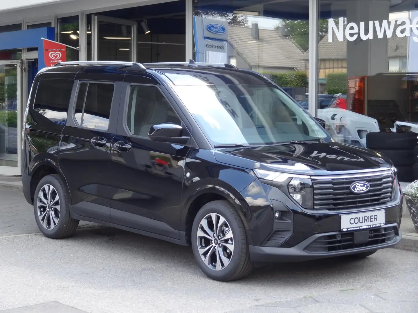 Ford Tourneo Courier 1.0 Titanium AUT RFK SHZ 17"-ALU Schwarz - 2