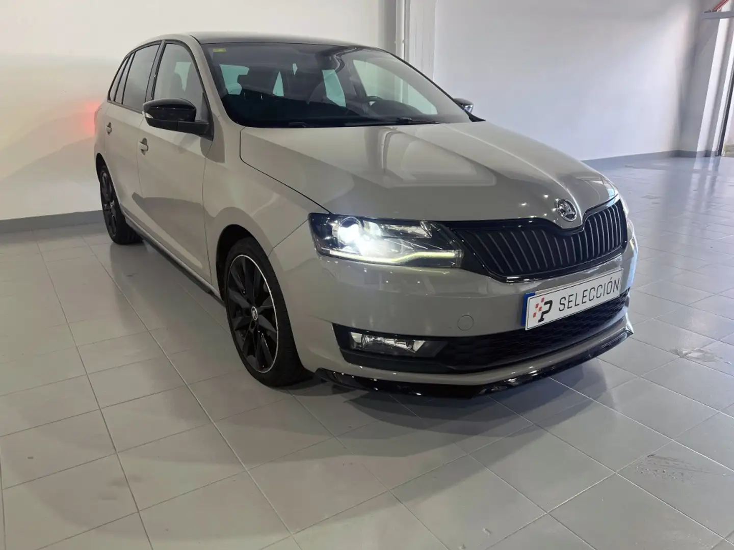 Skoda Rapid/Spaceback Berlina Manual de 5 Puertas Gris - 1