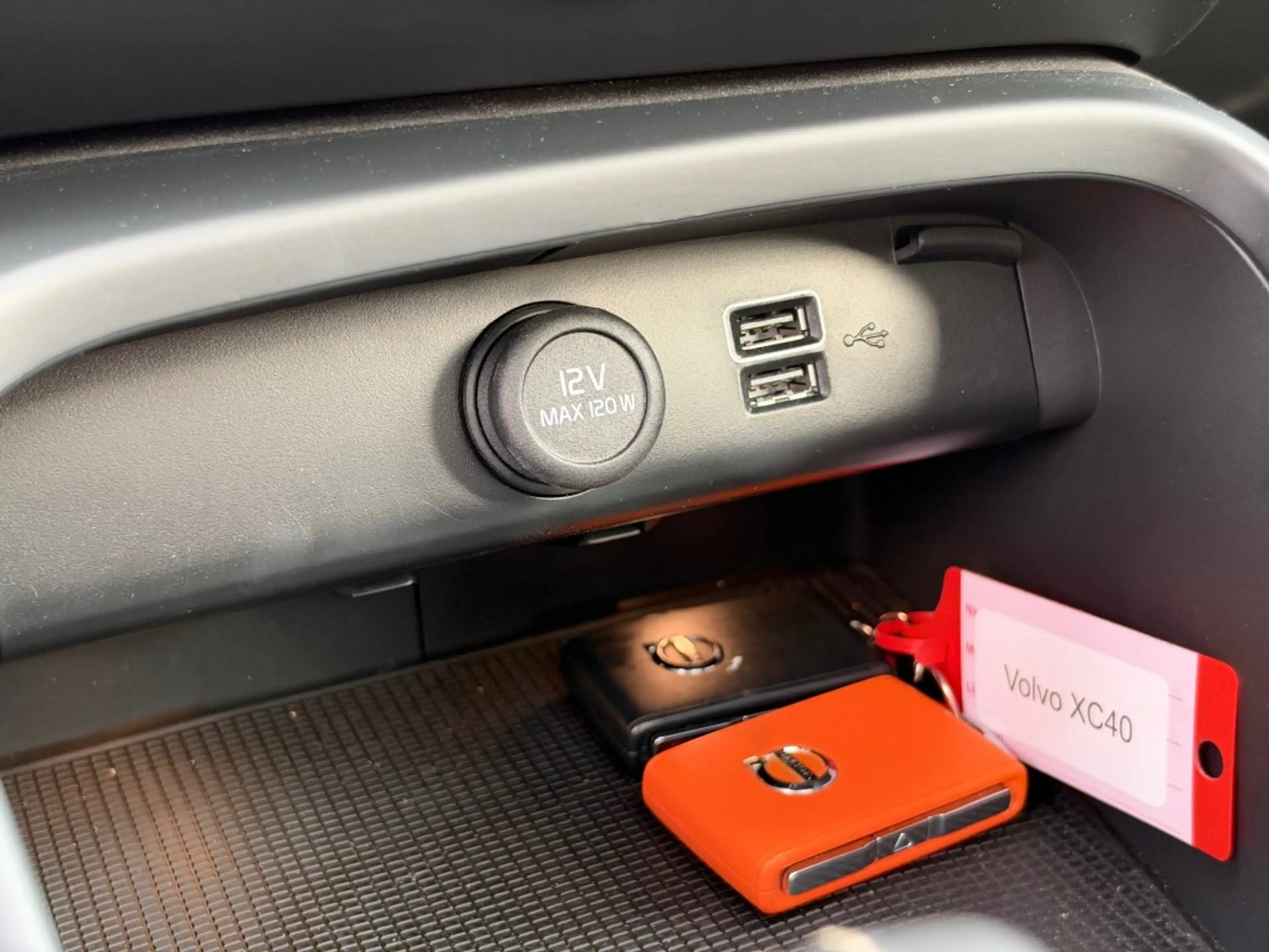 Volvo XC40 1.5 T4 Recharge R-DESIGN Panodak Leer Stuurverwarm — photo 40