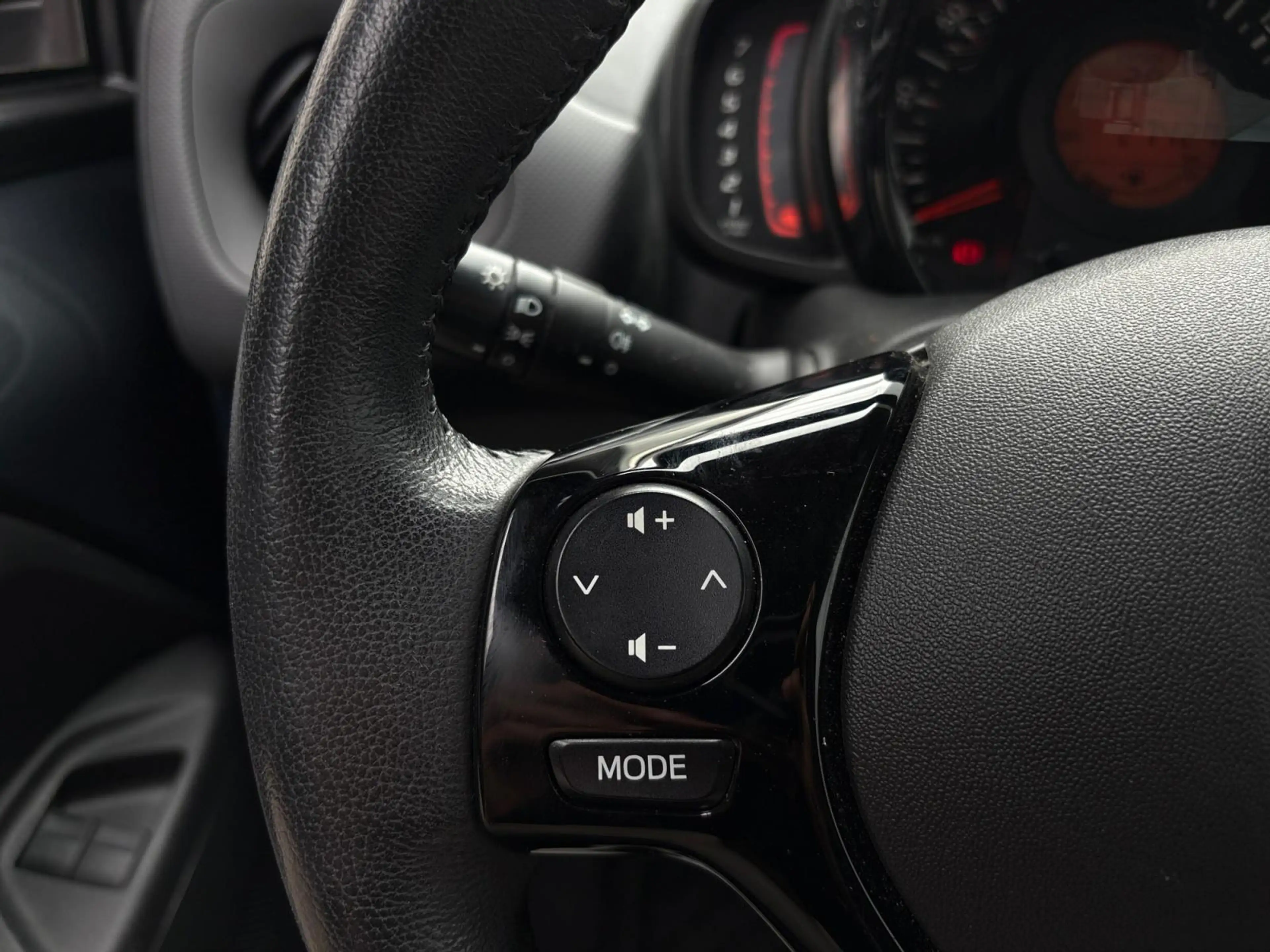 Citroen C1 Feel 1.0 e-VTi 72pk | LAGE KM-STAND! | AIRCO | BLU — photo 14