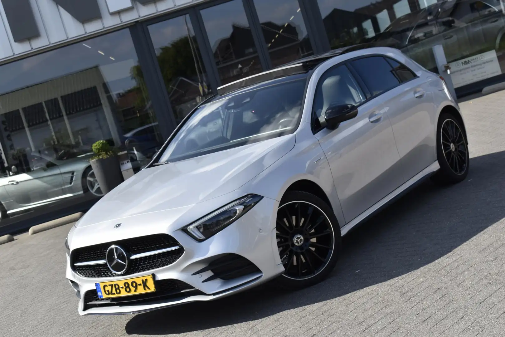 Mercedes-Benz A 250 e AMG Line Distronic Mercedes-Benz A-klasse 250 e Grijs - 2