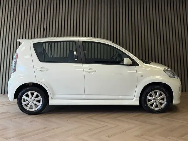 Daihatsu Sirion view 4