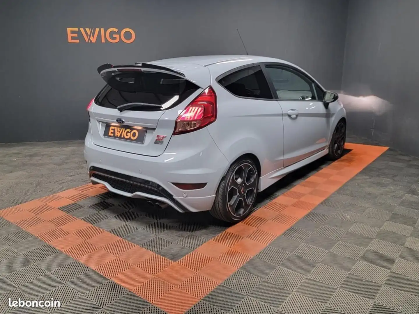Ford Fiesta 1.6 ECOBOOST 200ch ST200 série limitée Gris - 2