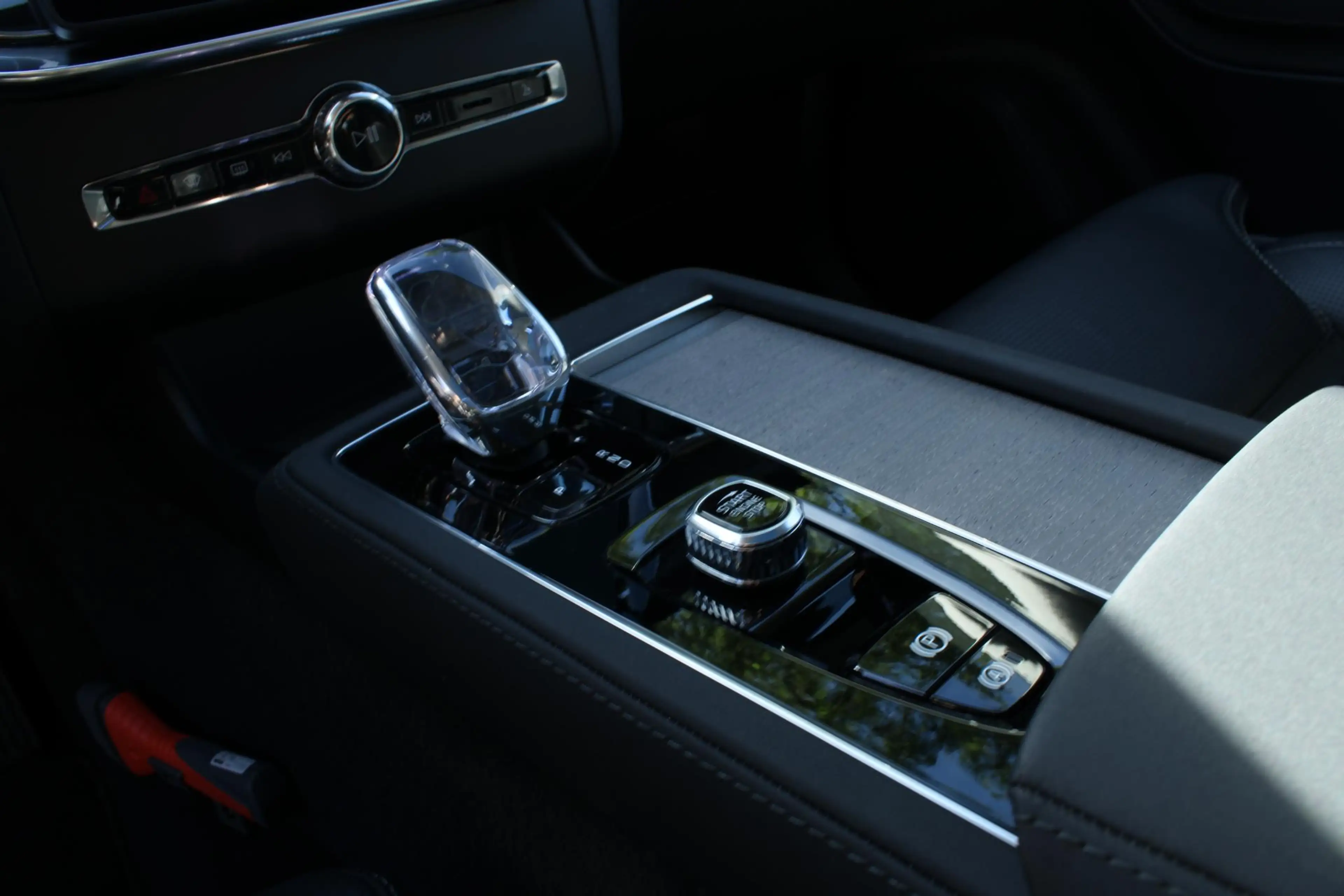Volvo XC90 2.0 T8 Plug-in hybrid AWD Ultra Dark | Luchtvering — photo 11