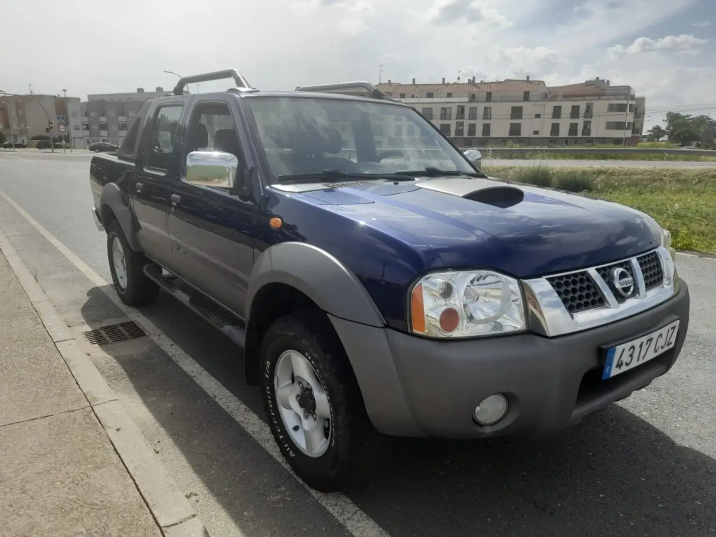 Nissan Pick-up 4x4 Chasis DCb. Blau - 1