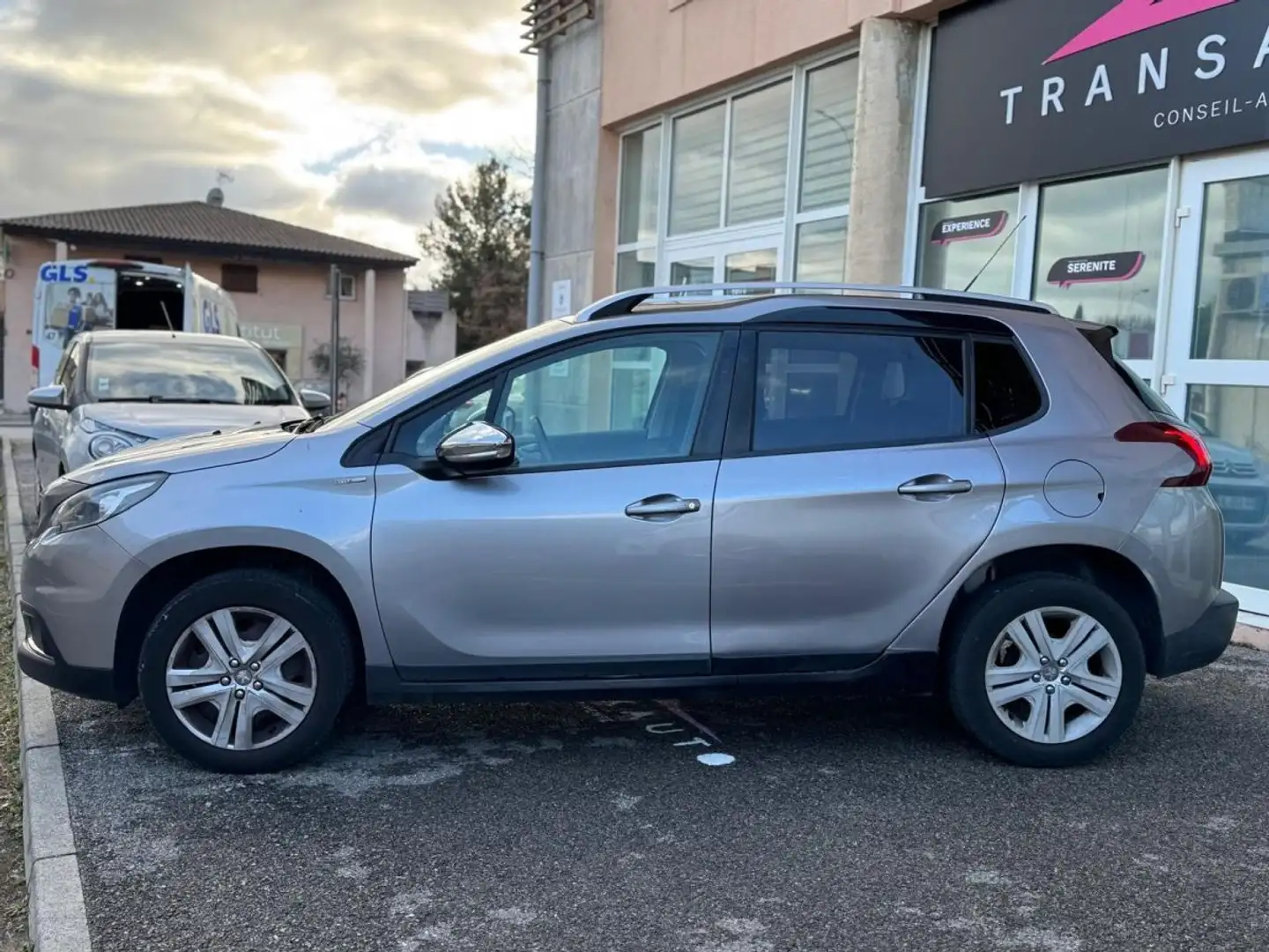 Peugeot 2008 1.2 PureTech 110ch SS BVM5 Allure Grau - 2