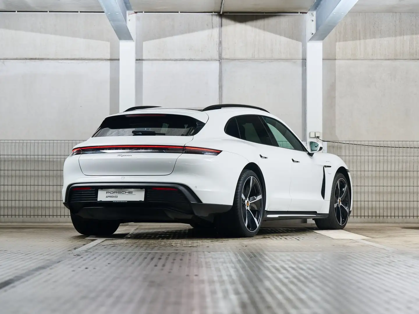 Porsche Taycan Sport Turismo Weiß - 2