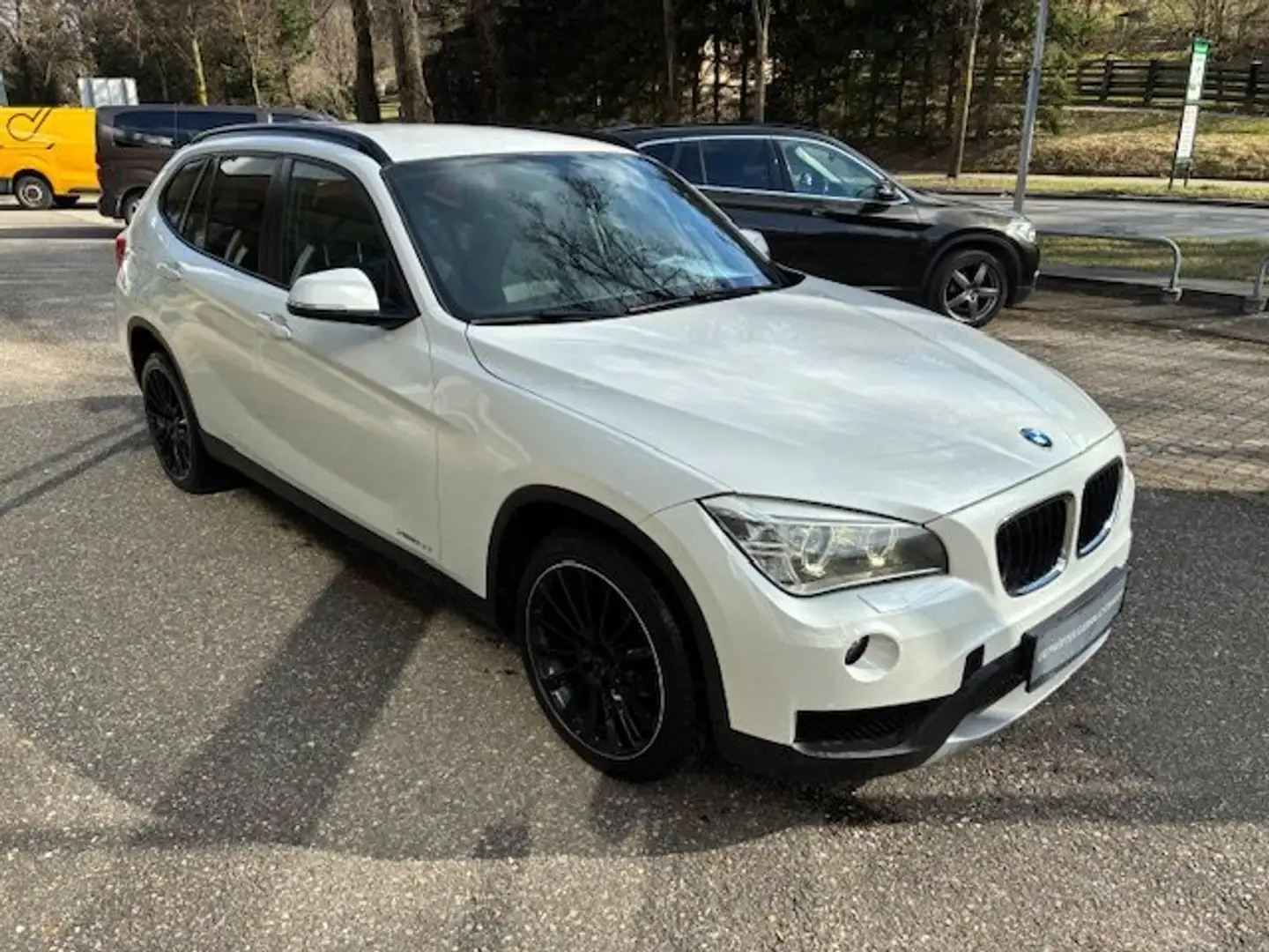 BMW X1 xDrive18d Österreich Paket Weiß - 1